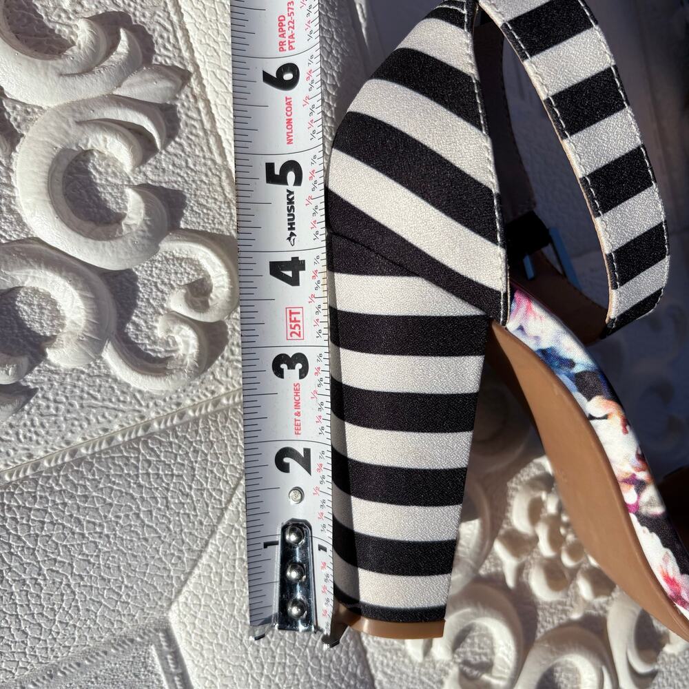TORRID Ankle Strap Striped Chunky Heel Sandals size 8W
New - Picture 8 of 9